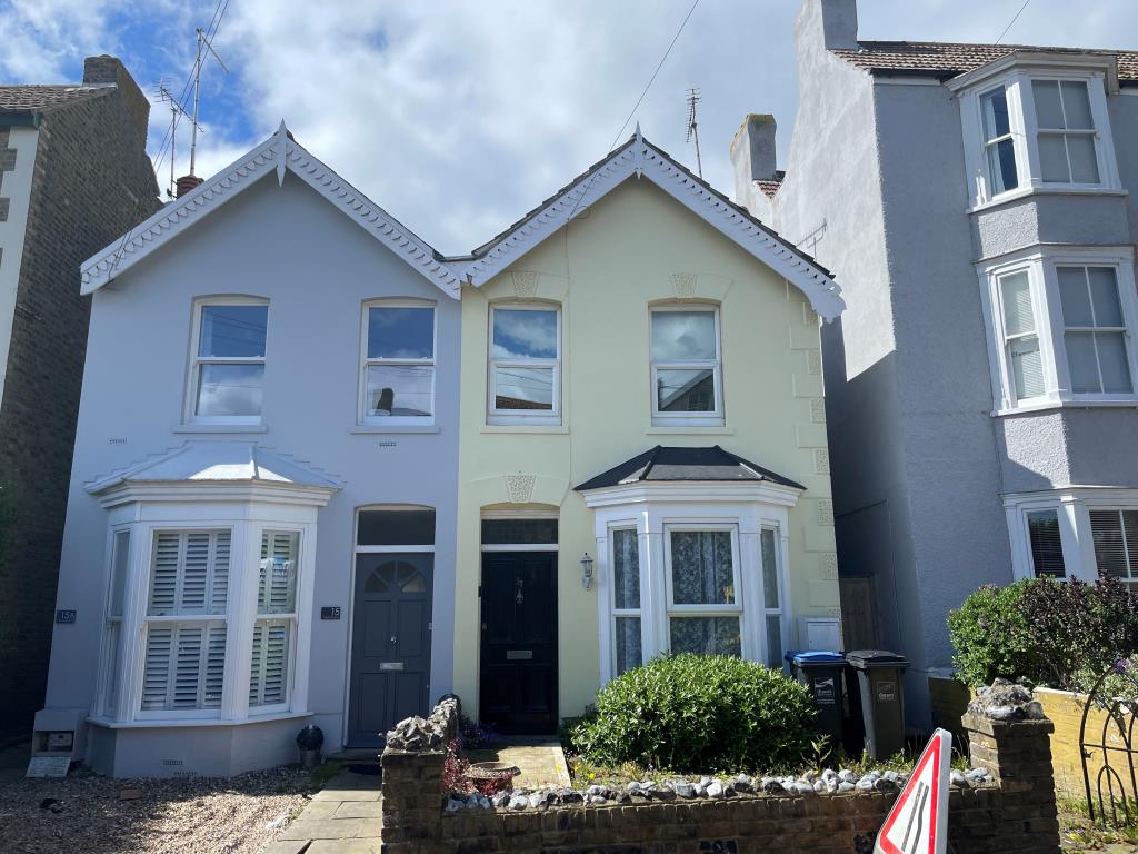 Lot: 51 - TWO-BEDROOM SEMI-DETACHED IN GOOD LOCATION - Semi-detached house with front garden